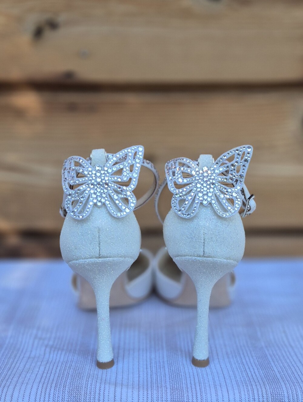 Badgley Mischka White OOAK Pointed Toes Heels Shoes Size 6